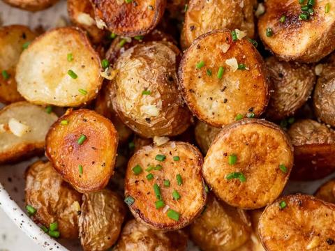 Crispy Garlic Roasted Potatoes With Golden Edges