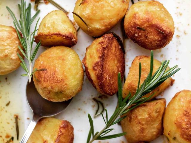 Golden Roasted Potatoes (Extra Crispy)